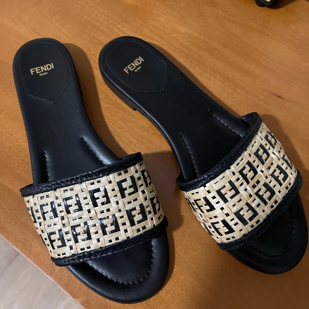 Fendi slides size 39